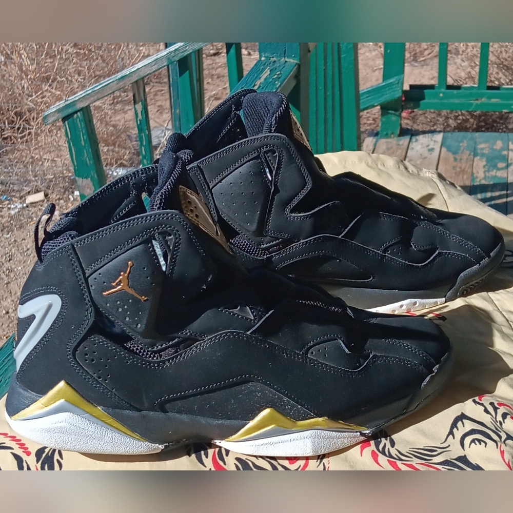 AIR JORDAN TRUE FLIGHT Men`s Size 9.5 Black Gold Basketball Shoes VINTAGE